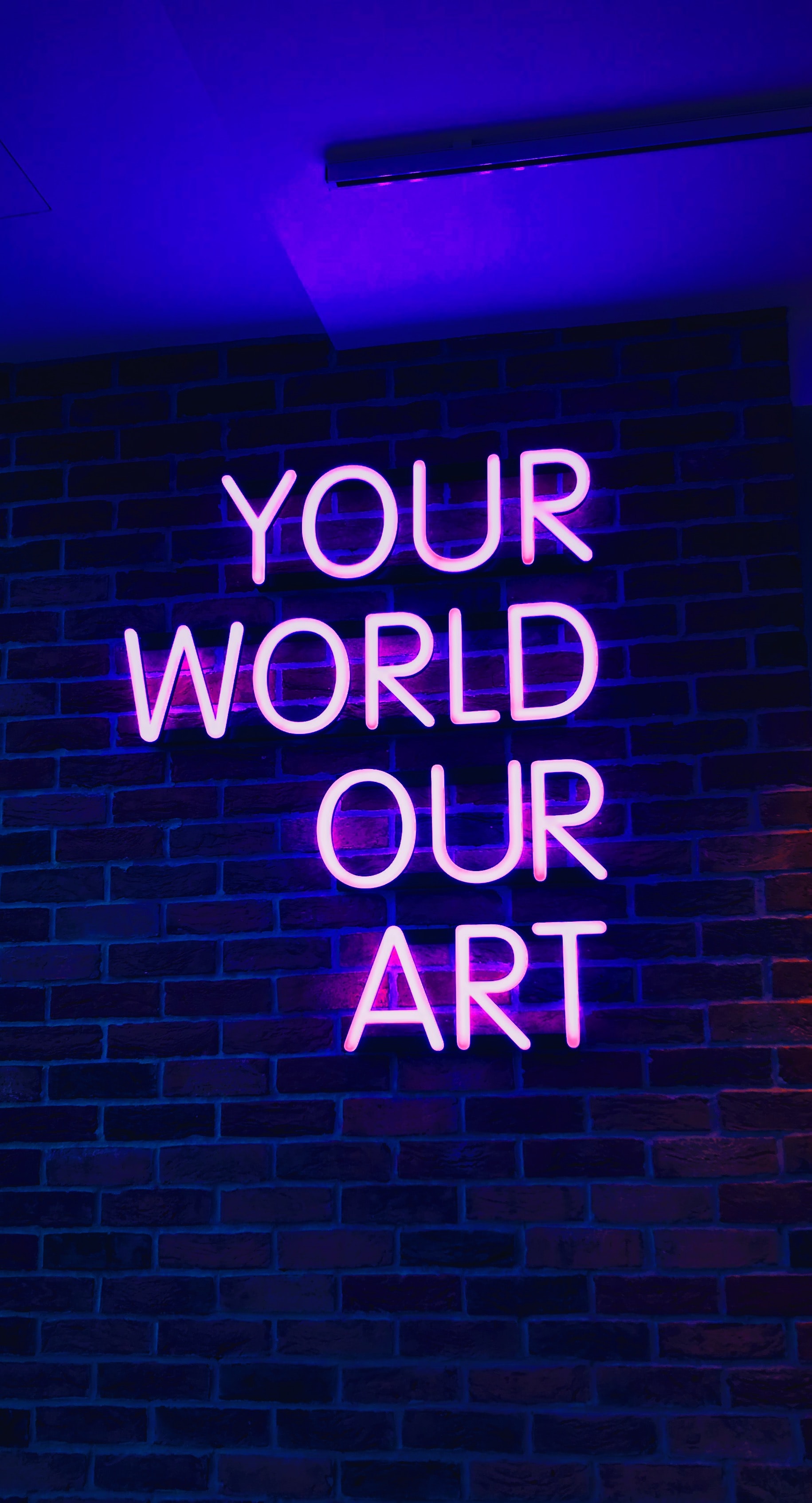 Néon your world our art sur un mur de l'agence de communication à Reims et Paris