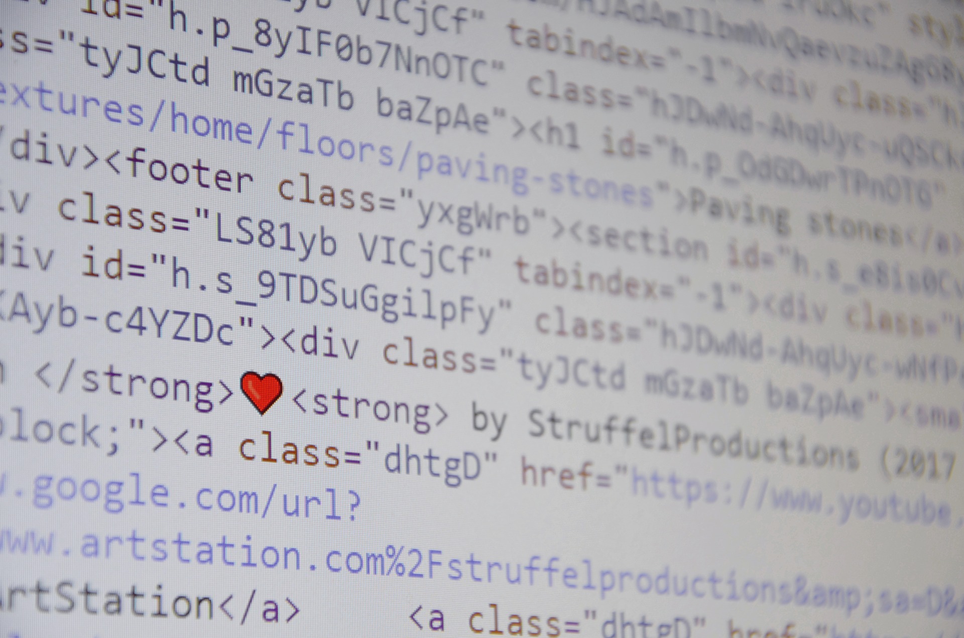 Bloc de code HTML minifié avec un coeur au milieu réalisé par l'agence de création de site internet à Reims et Paris