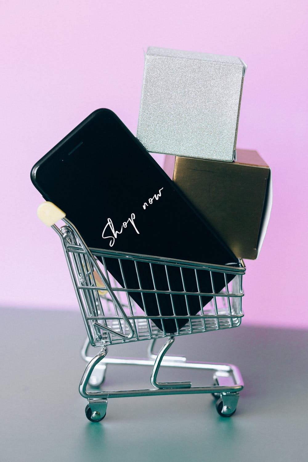 Photo d'un chariot de supermarché caddie avec un iPhone par l'agence de création de boutique en ligne à Reims et Paris