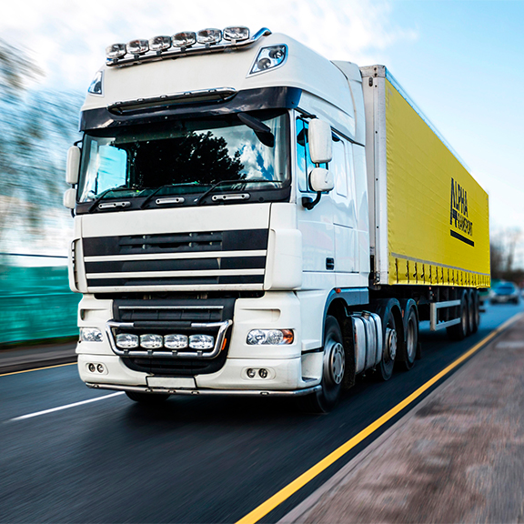 Camion poids lourd blanc avec bâche jaune pour la création du site vitrine de la société Alpha Transport